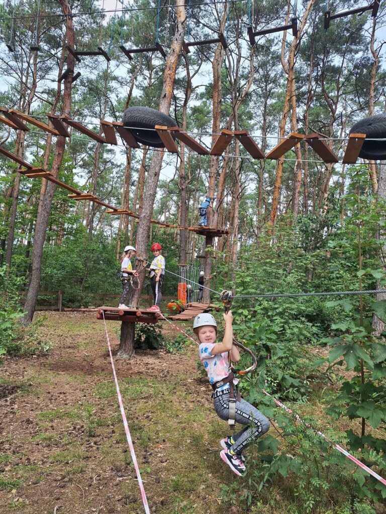 Dzieci w parku linowym